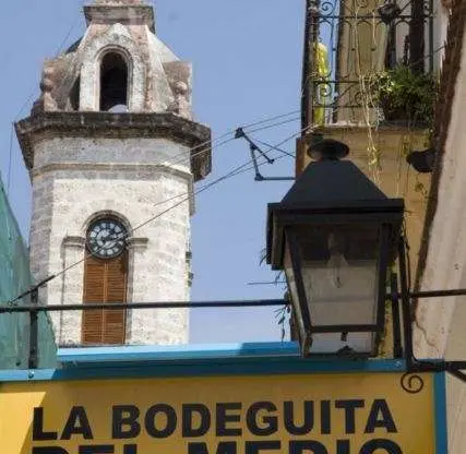 La Bodeguita del Medio está situada en el Casco Histórico de La Habana